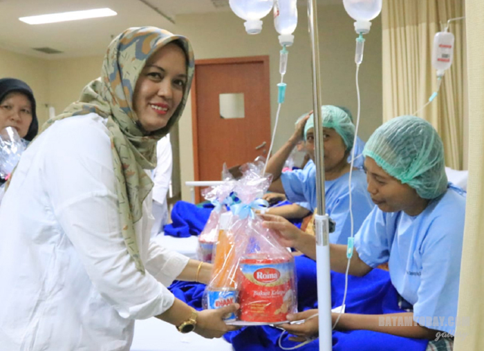Ketua PKK Bintan, Deby Apri Sujadi saat memberikan bingkisan kepada pasien operasi gratis